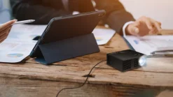 Optoma ML750i Mini vidéoprojecteur LED portable avec stockage intégré, lecteur multimédia, visionneuse Office et haut-parleur