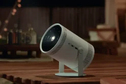 Samsung The Freestyle LFF3C mini vidéoprojecteur avec correction trapézoïdale automatique, HDR et Smart TV