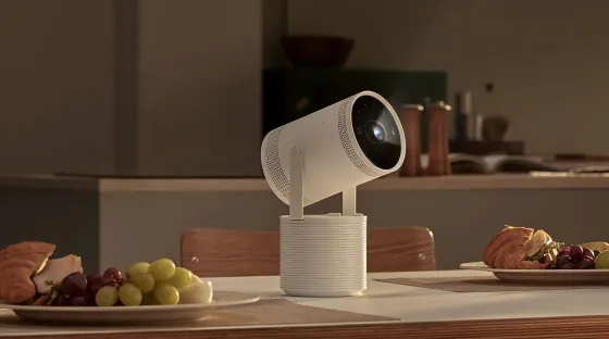 Samsung The Freestyle LFF3C mini vidéoprojecteur avec correction trapézoïdale automatique, HDR et Smart TV