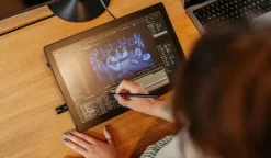 Wacom Cintiq 16 écran à stylet avec supports rabattables intégrés